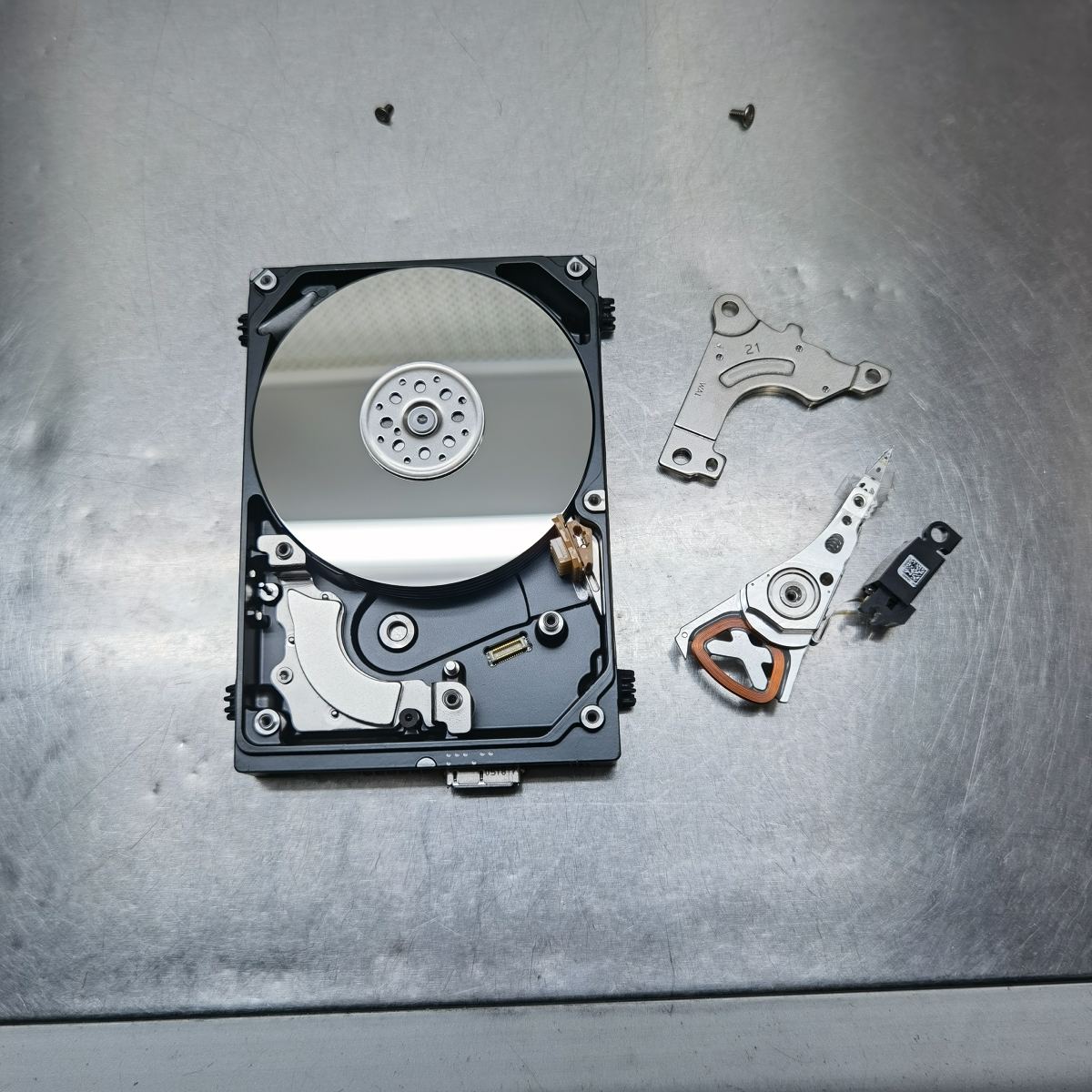 WDBU6Y0040BBK西部数据4TB移动硬盘磁头损坏开盘数据恢复成功